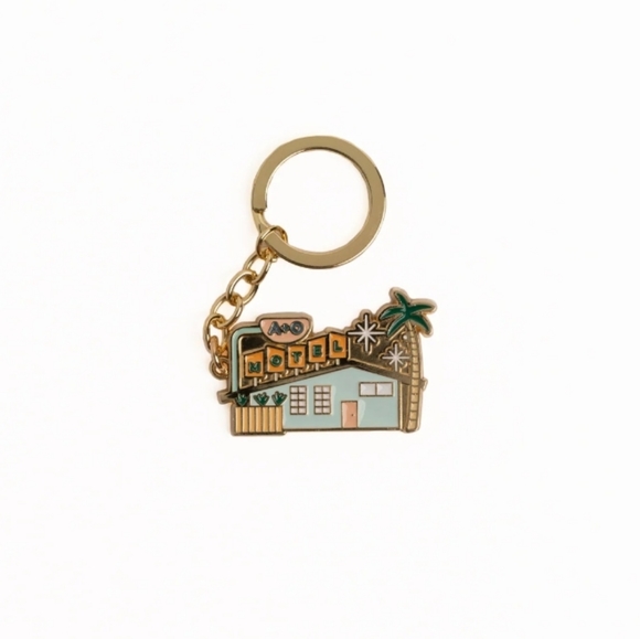 Vintage Motel Enamel Keychain - Picture 2 of 4